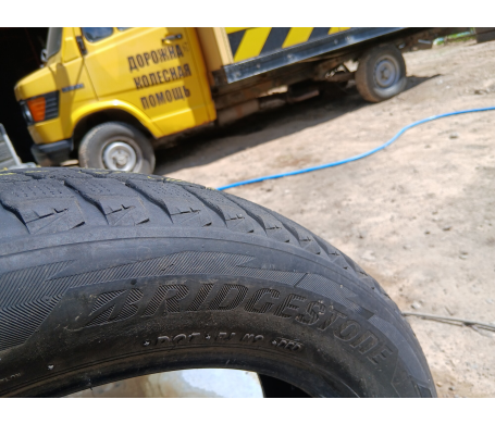 Bridgestone Blizzak DM-V2 235/55 R20 102T